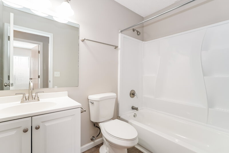2,460/Mo, 4634 Teller St Columbus, OH 43228 Bathroom View