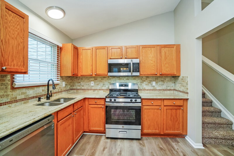 2,475/Mo, 565 Sharar Field Dr Blacklick, OH 43004 Kitchen View