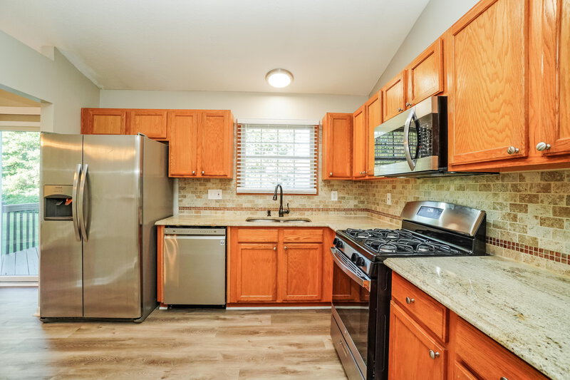 2,475/Mo, 565 Sharar Field Dr Blacklick, OH 43004 Kitchen View 2