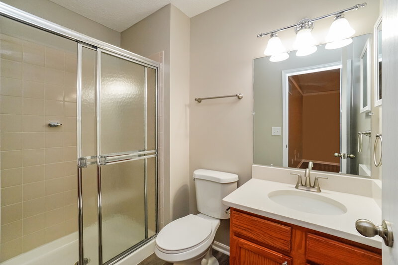 2,475/Mo, 565 Sharar Field Dr Blacklick, OH 43004 Main Bathroom View