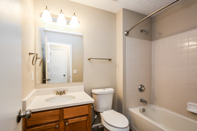 0/Mo, 3706 Weeping Willow Blvd # A1 Columbus, OH 43207 Main Bathroom View