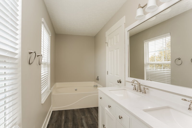 2,045/Mo, 6898 Jacquard Ct Reynoldsburg, OH 43068 Main Bathroom View