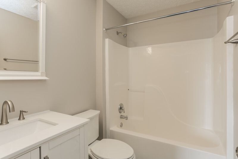 2,045/Mo, 6898 Jacquard Ct Reynoldsburg, OH 43068 Bathroom View