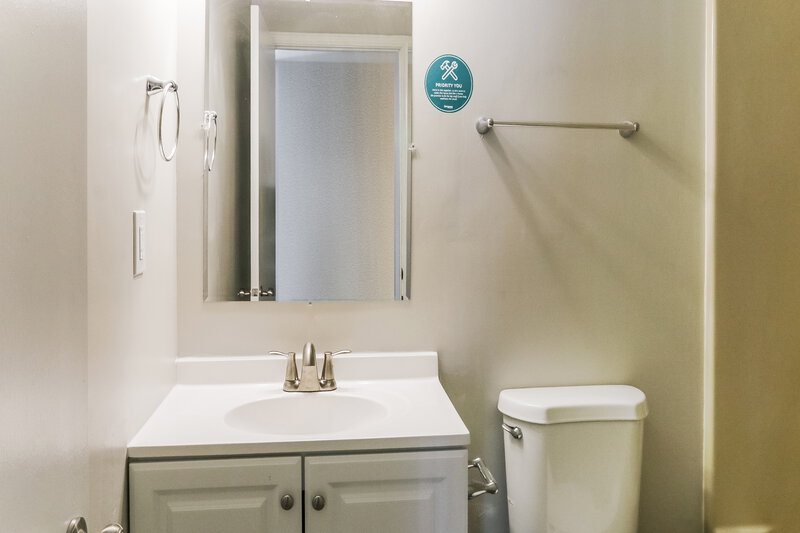 2,285/Mo, 4448 Charlotte Rd Obetz, OH 43207 Main Bathroom View
