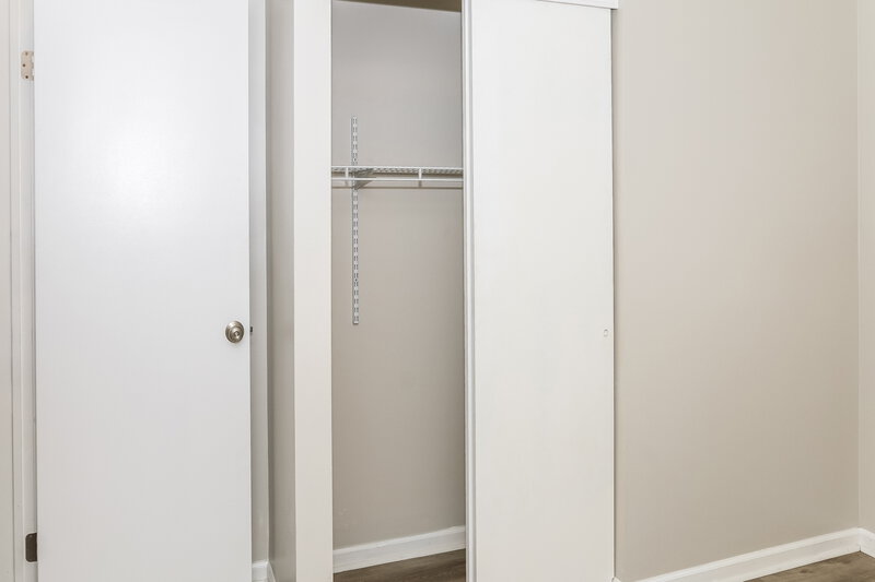 2,285/Mo, 4448 Charlotte Rd Obetz, OH 43207 Closet View