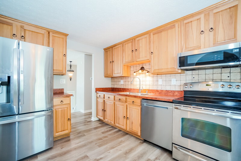 2,200/Mo, 7200 Rodebaugh Rd Reynoldsburg, OH 43068 Kitchen View 2