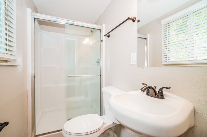 2,200/Mo, 7200 Rodebaugh Rd Reynoldsburg, OH 43068 Main Bathroom View