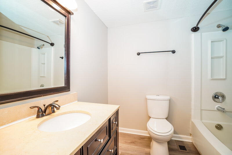 2,200/Mo, 7200 Rodebaugh Rd Reynoldsburg, OH 43068 Bathroom View