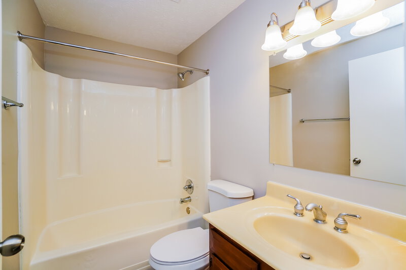1,950/Mo, 3446 Taco Ct Canal Winchester, OH 43110 Bathroom View