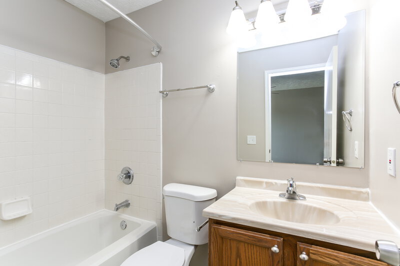 2,165/Mo, 1163 Rendezvous Ln Columbus, OH 43207 Main Bathroom View