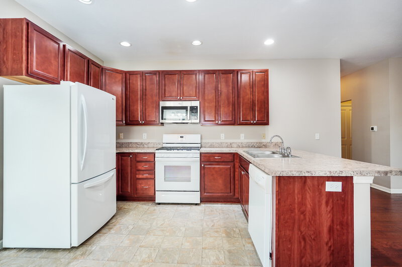 2,215/Mo, 4001 Blue Mountain Cir Columbus, OH 43230 Kitchen View