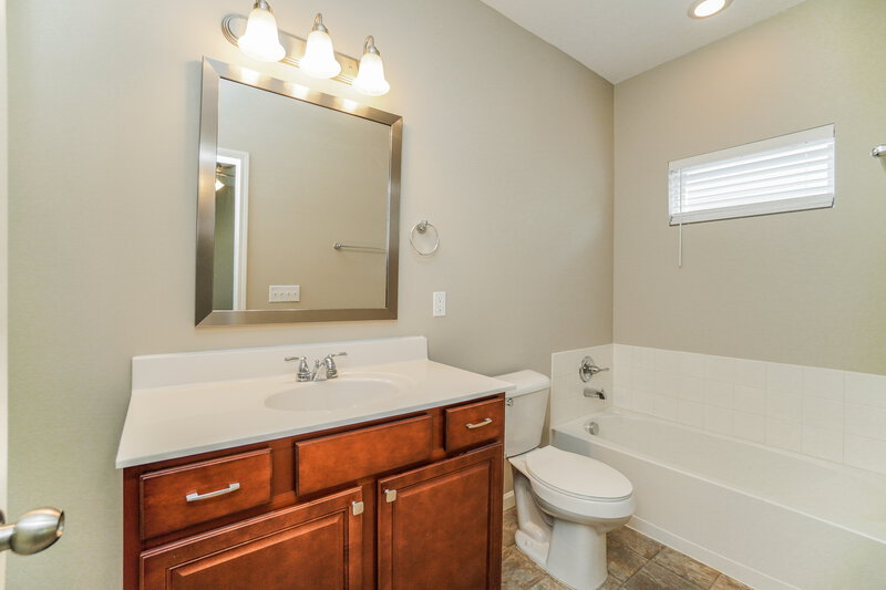 2,490/Mo, 4001 Blue Mountain Cir Columbus, OH 43230 Main Bathroom View