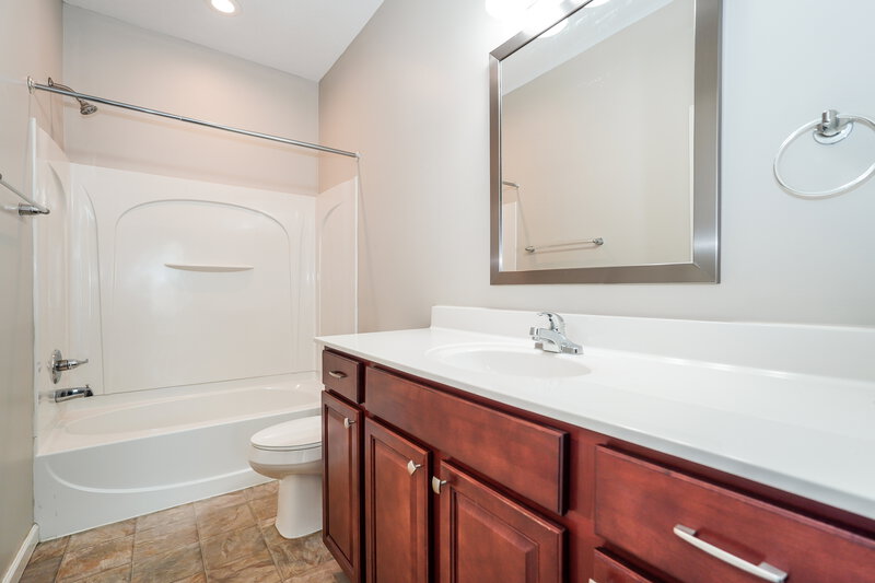 2,215/Mo, 4001 Blue Mountain Cir Columbus, OH 43230 Main Bathroom View