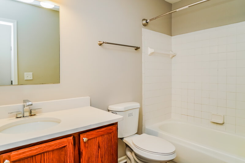 2,980/Mo, 8437 Papillon Ave Reynoldsburg, OH 43068 Main Bathroom View