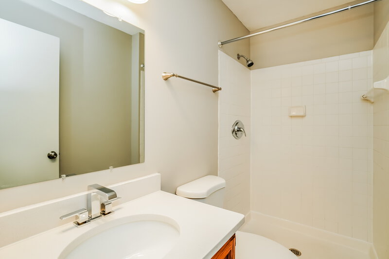 2,980/Mo, 8437 Papillon Ave Reynoldsburg, OH 43068 Bathroom View