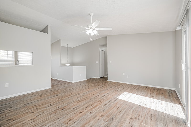 2,125/Mo, 794 Wallinger Dr Galloway, OH 43119 Living Room View 2