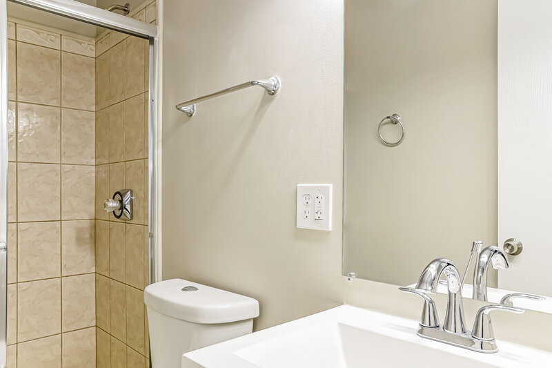 2,125/Mo, 794 Wallinger Dr Galloway, OH 43119 Main Bathroom View 2