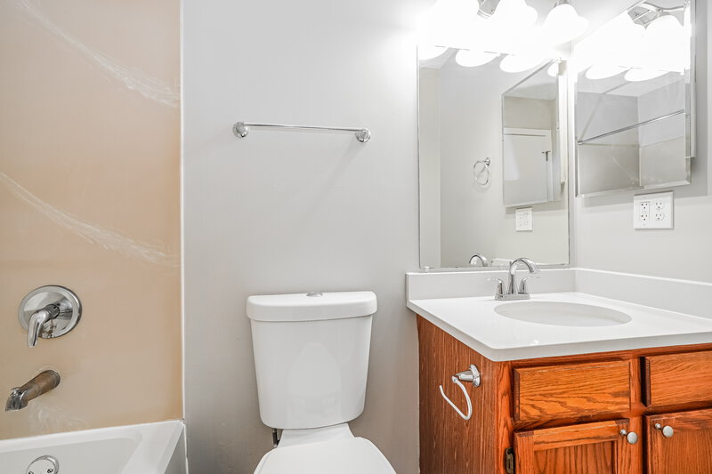 2,125/Mo, 794 Wallinger Dr Galloway, OH 43119 Bathroom View