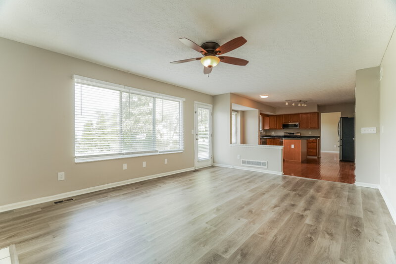 2,225/Mo, 2406 Ziner Cir S Grove City, OH 43123 Living Room View 2