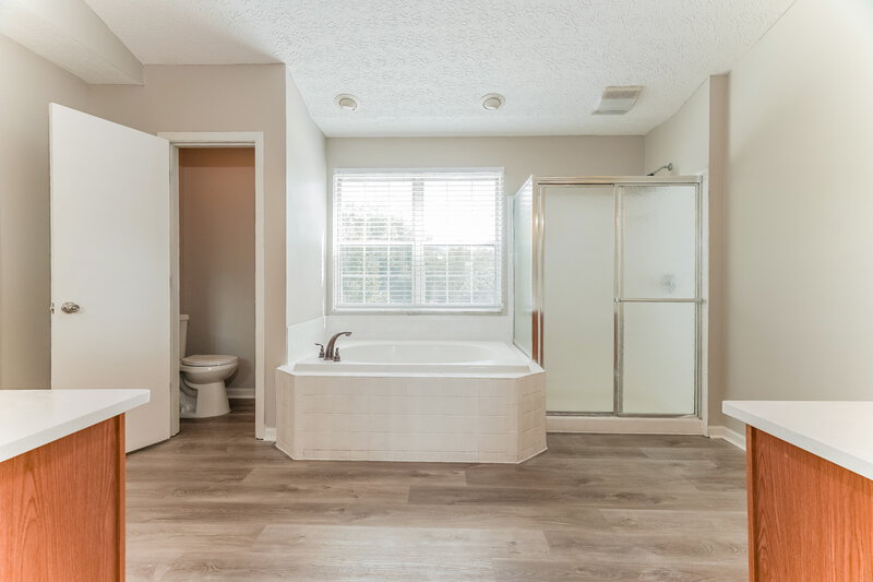 2,225/Mo, 2406 Ziner Cir S Grove City, OH 43123 Main Bathroom View