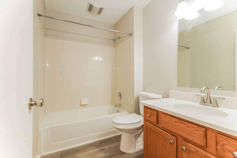 2,225/Mo, 2406 Ziner Cir S Grove City, OH 43123 Bathroom View