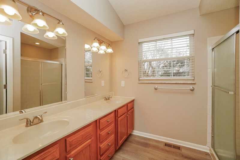 2,010/Mo, 237 Pinoak Ct Delaware, OH 43015 Main Bathroom View