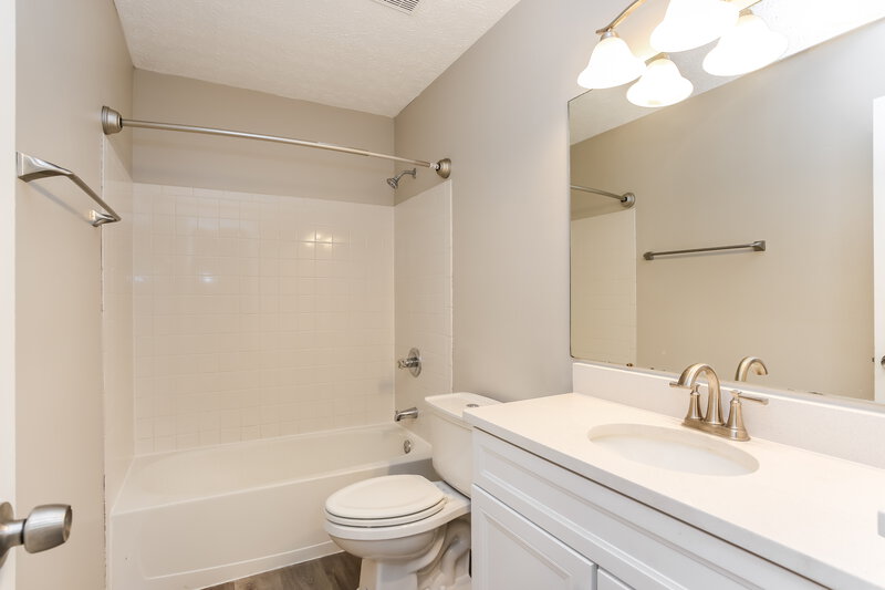0/Mo, 1361 Wild Oats Dr Columbus, OH 43204 Bathroom View