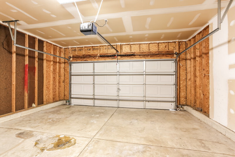 0/Mo, 1361 Wild Oats Dr Columbus, OH 43204 Garage View