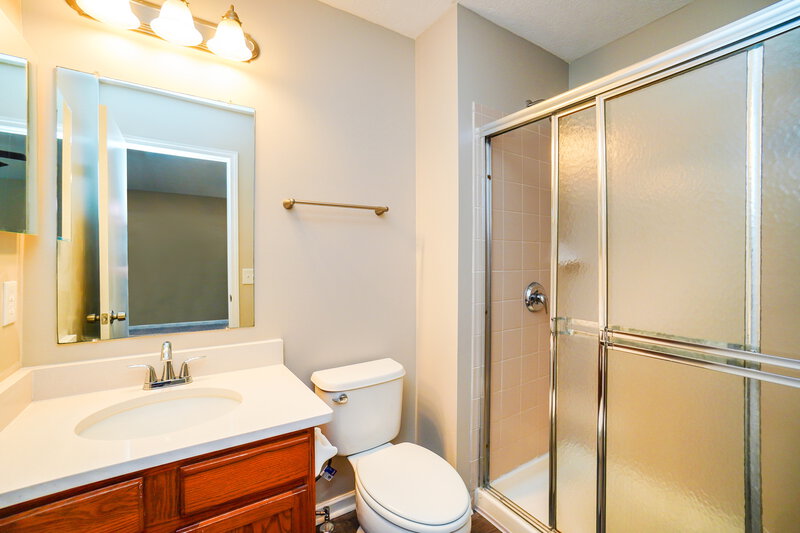 1,990/Mo, 7167 Emerald Tree Dr Canal Winchester, OH 43110 Main Bathroom View