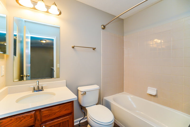 1,990/Mo, 7167 Emerald Tree Dr Canal Winchester, OH 43110 Bathroom View