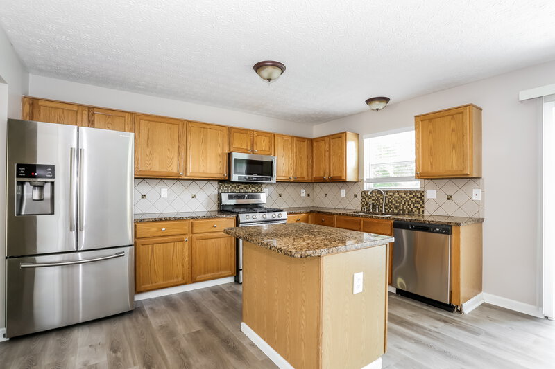 2,575/Mo, 8402 Lucerne Dr Reynoldsburg, OH 43068 Kitchen View 2