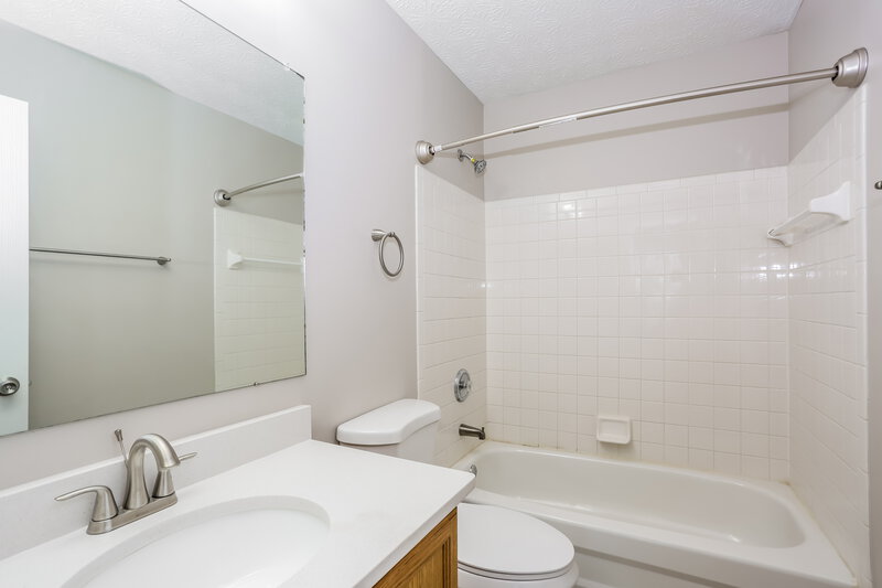 2,575/Mo, 8402 Lucerne Dr Reynoldsburg, OH 43068 Bathroom View