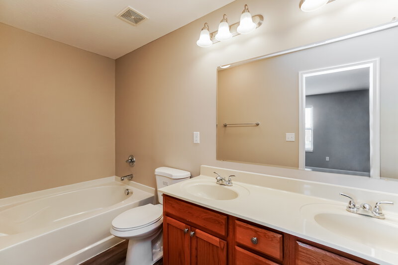 3,310/Mo, 1249 Candora St Blacklick, OH 43004 Main Bathroom View