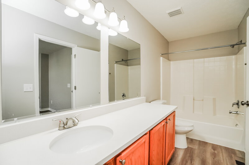 2,760/Mo, 6933 Spring Bloom Dr Canal Winchester, OH 43110 Main Bathroom View