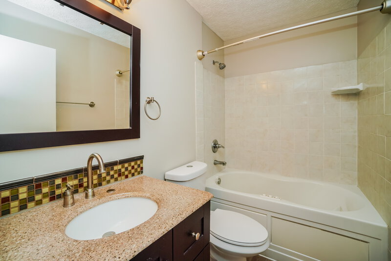 2,000/Mo, 944 White Oak Ct Marysville, OH 43040 Main Bathroom View