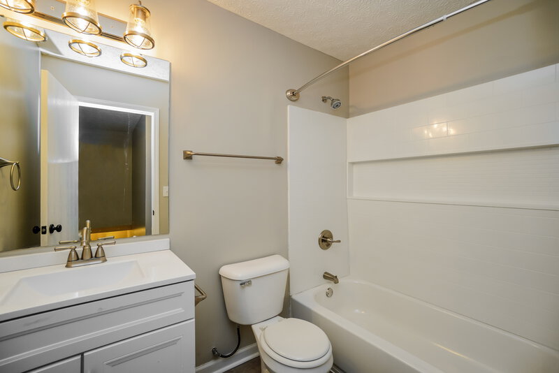 2,000/Mo, 944 White Oak Ct Marysville, OH 43040 Bathroom View