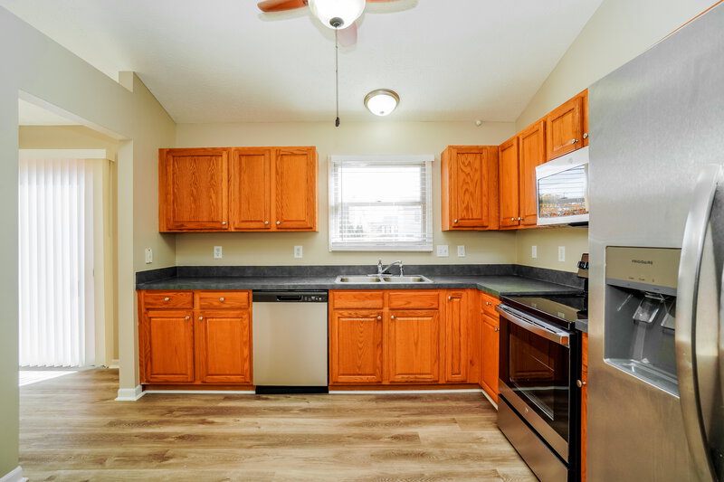 2,045/Mo, 408 Galloway Ridge Dr Galloway, OH 43119 Kitchen View