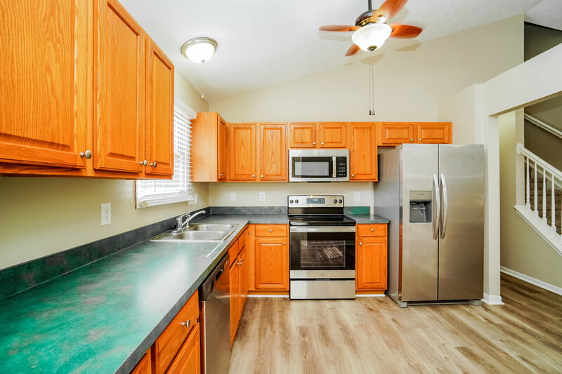 2,045/Mo, 408 Galloway Ridge Dr Galloway, OH 43119 Kitchen View 2