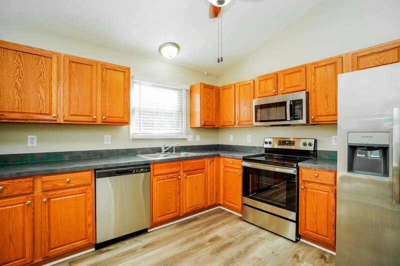 2,045/Mo, 408 Galloway Ridge Dr Galloway, OH 43119 Kitchen View 3