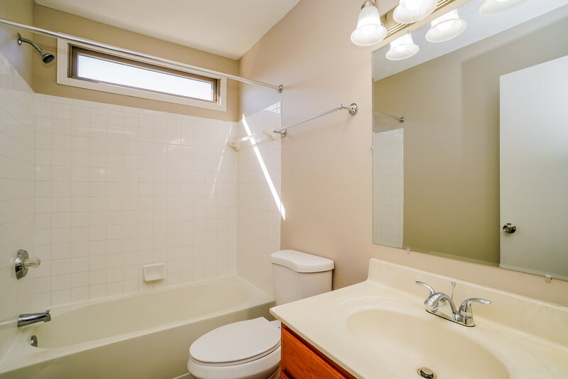 2,045/Mo, 408 Galloway Ridge Dr Galloway, OH 43119 Main Bathroom View