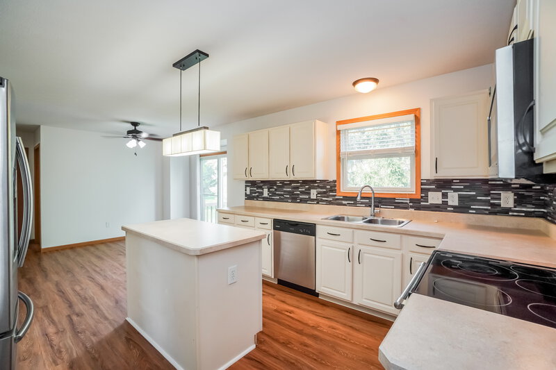 2,475/Mo, 3149 Sitka Spruce Dr Grove City, OH 43123 Kitchen View