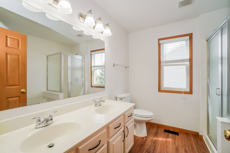 2,475/Mo, 3149 Sitka Spruce Dr Grove City, OH 43123 Main Bathroom View
