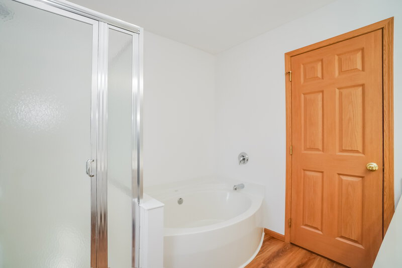 2,475/Mo, 3149 Sitka Spruce Dr Grove City, OH 43123 Main Bathroom View 2