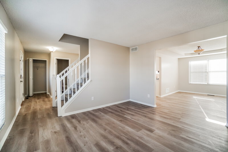 2,335/Mo, 8545 Kingsley Dr Reynoldsburg, OH 43068 Living Room View 2