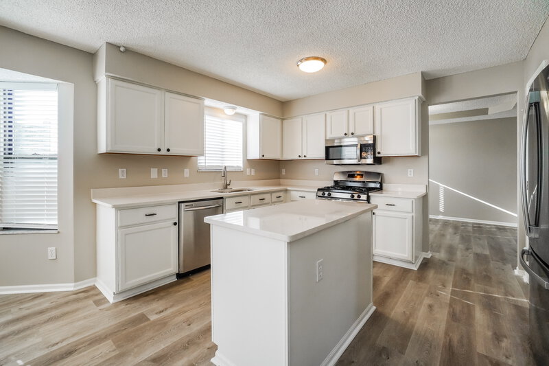 2,335/Mo, 8545 Kingsley Dr Reynoldsburg, OH 43068 Kitchen View 2