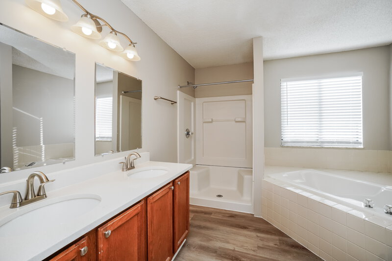 2,335/Mo, 8545 Kingsley Dr Reynoldsburg, OH 43068 Main Bathroom View