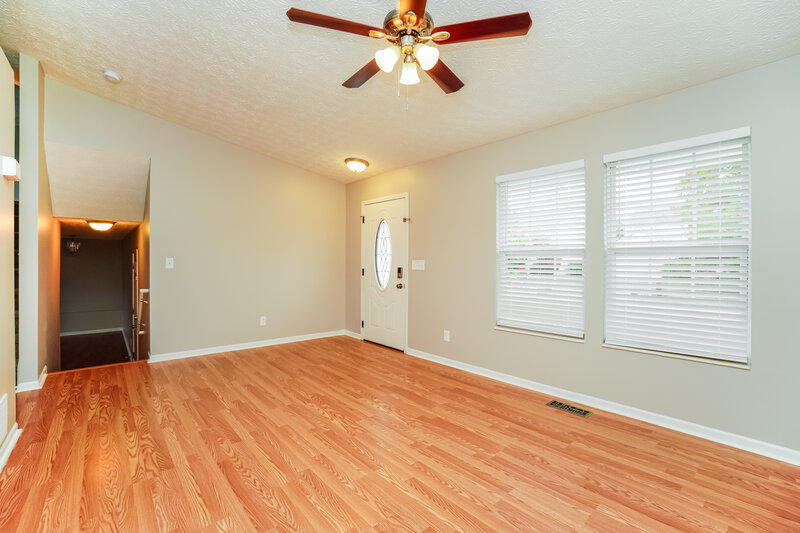 1,945/Mo, 5651 Readers St Canal Winchester, OH 43110 Living Room View 2