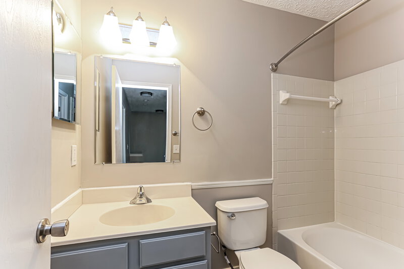 2,400/Mo, 2116 Juneau Way Grove City, OH 43123 Bathroom View