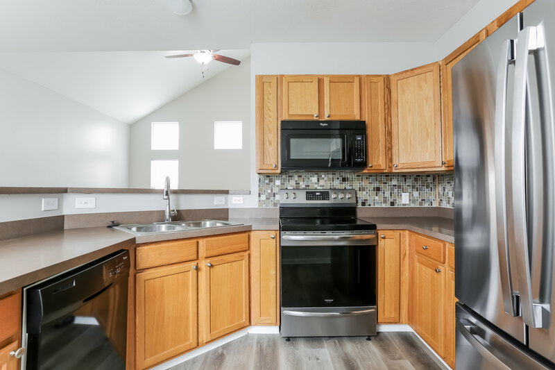 2,075/Mo, 7242 Rondeau Dr Reynoldsburg, OH 43068 Kitchen View 2
