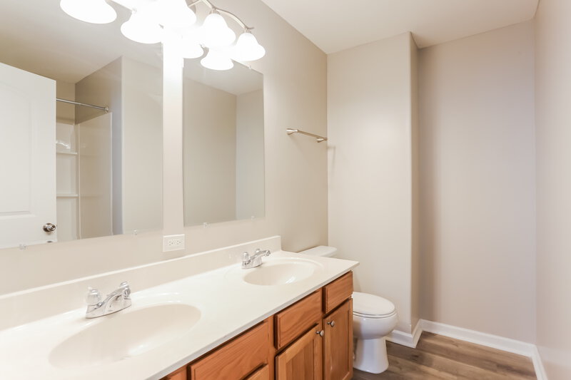 2,075/Mo, 7242 Rondeau Dr Reynoldsburg, OH 43068 Main Bathroom View